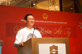 Đại sứ Trần Phước Anh phát biểu chúc mừng năm mới bà con Kiều bào tại Singapore. (Ảnh: Lê Dương/TTXVN)