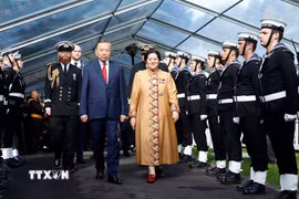 Tổng Bí thư, Chủ tịch nước Tô Lâm và Toàn quyền New Zealand Cindy Kiro duyệt Đội danh dự. (Ảnh: Thống Nhất/TTXVN)