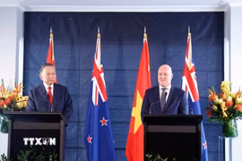 Sáng 13/8/2026 (giờ địa phương), tại thành phố Auckland, sau hội đàm chính thức, Tổng Bí thư, Chủ tịch nước Tô Lâm và Thủ tướng New Zealand Christopher Luxon gặp gỡ báo chí và chứng kiến lễ trao văn kiện hợp tác. (Ảnh: Thống Nhất/TTXVN)
