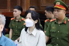 Bị cáo Phạm Thị Tuyết Nhung chủ mưu vụ án tại phiên tòa. (Ảnh: Hồng Giang/TTXVN)