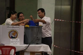 Công tác chuẩn bị tại một điểm bầu cử ở Yangon, Myanmar. (Nguồn: AP)