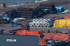 Thép chờ xuất khẩu tại cảng ở Pyeongtaek, phía nam thủ đô Seoul, Hàn Quốc. (Ảnh: Yonhap/TTXVN)