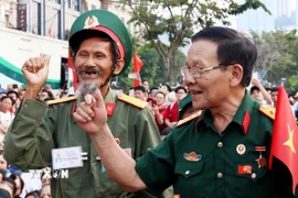 Niềm vui của những người đồng đội tham gia Lễ kỷ niệm 50 năm Giải phóng miền Nam, thống nhất đất nước. (Ảnh: Hồng Đạt/TTXVN)