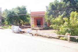 Hiện trường vụ án đang bị lực lượng công an phong tỏa. (Ảnh: Đậu Tất Thành/TTXVN)