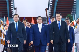 Thủ tướng ba nước Việt Nam-Lào-Campuchia họp triển khai Kết luận Cuộc gặp giữa ba Người đứng đầu ba Đảng. (Ảnh: Dương Giang/TTXVN)