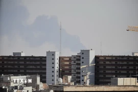 Khói bốc lên sau một vụ tấn công tại Tehran, Iran. (Ảnh: THX/TTXVN)
