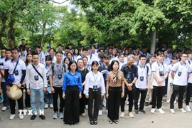 Đoàn thanh niên kiều bào dâng hương tưởng niệm các Vua Hùng tại Khu Di tích lịch sử Quốc gia đặc biệt Đền Hùng, thành phố Việt Trì, tỉnh Phú Thọ. (Ảnh: TTXVN phát)