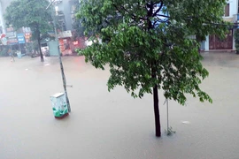 Các tuyến đường ở Thái Nguyên ngập sâu trong nước do cơn mưa kéo dài từ 19h ngày 20/6. (Ảnh: Trần Trang/TTXVN)