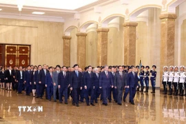 Sáng 10/10/2025, Tổng Bí thư Tô Lâm cùng Đoàn đại biểu cấp cao Việt Nam đến đặt hoa tưởng nhớ Chủ tịch Kim Nhật Thành, Tổng Bí thư Kim Jong-il tại Cung Thái Dương ở Thủ đô Bình Nhưỡng. (Ảnh: Thống Nhất/TTXVN)