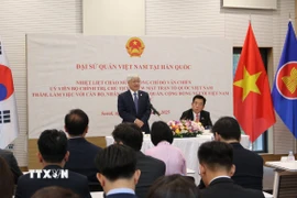 Ông Đỗ Văn Chiến và Đại sứ Vũ Hồ lắng nghe ý kiến từ đại diện các hội, đoàn của cộng đồng người Việt tại Hàn Quốc. (Ảnh: Trường Giang/TTXVN)