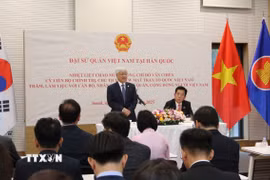 Ông Đỗ Văn Chiến và Đại sứ Vũ Hồ lắng nghe ý kiến từ đại diện các hội, đoàn của cộng đồng người Việt tại Hàn Quốc. (Ảnh: Trường Giang/TTXVN)
