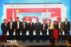 Đại sứ Việt Nam tại Singapore ông Trần Phước Anh, Chủ tịch SMF ông Lennon Tan và các đại biểu khai trương nền tảng thương mại mới giữa Việt Nam và Singapore. (Ảnh: Tất Đạt)