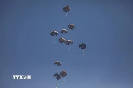 Hàng cứu trợ được thả xuống Dải Gaza ngày 27/7/2025. (Ảnh: THX/TTXVN)