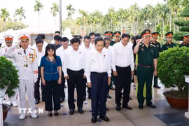 Chủ tịch Quốc hội Trần Thanh Mẫn và các đại biểu tại Di tích lịch sử quốc gia Ngã Ba Giồng. (Ảnh: Doãn Tấn/TTXVN)