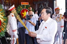 Chủ tịch Quốc hội Trần Thanh Mẫn dâng hương tại Di tích lịch sử quốc gia Ngã Ba Giồng. (Ảnh: Doãn Tấn/TTXVN)