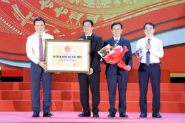 Trao Bằng xếp hạng Di tích Kiến trúc Nghệ thuật Quốc gia Đặc biệt Tháp Bà Pô Nagar cho đại diện lãnh đạo tỉnh Khánh Hòa. (Ảnh: Nguyễn Thành/TTXVN)