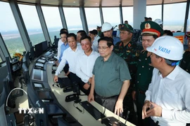 Thủ tướng Phạm Minh Chính kiểm tra, thị sát Dự án cảng hành không quốc tế Long Thành từ Đài kiếm soát không lưu. (Ảnh: Dương Giang/TTXVN)