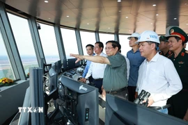 Chiều 14/12, Thủ tướng Phạm Minh Chính đến kiểm tra tiến độ thi công các hạng mục Dự án cảng hành không quốc tế Long Thành. (Ảnh: Dương Giang/TTXVN)