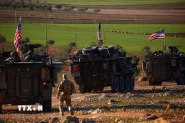 Xe quân sự của lực lượng Mỹ di chuyển gần làng Yalanli, ngoại ô thành phố Manbij, Syria. (Nguồn: Getty Images/TTXVN)