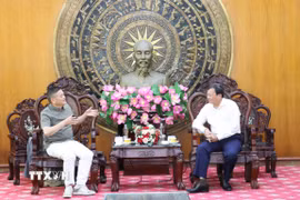Lãnh đạo tỉnh Tây Ninh và đại diện Tập đoàn Công nghệ TENFY trao đổi tại buổi làm việc. (Ảnh: Bùi Giang/TTXVN)