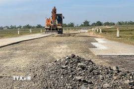 Đơn vị thi công tiến hành sửa chữa mặt đường. (Ảnh: Văn Tý/TTXVN)