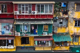 Các "chuồng cọp" bám trên các bức tường đã bong tróc. (Ảnh: Hoài Nam/Vietnam+)