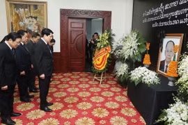 Chủ tịch nước Lương Cường viếng nguyên Chủ tịch Đảng Nhân dân Cách mạng Lào, nguyên Chủ tịch nước Lào Khamtay Siphandone. (Ảnh: Lâm Khánh/TTXVN)