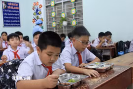 Học sinh của Trường Tiểu học Phương Sài, thành phố Nha Trang vui vẻ với bữa ăn bán trú do Nhà trường tổ chức nấu. (Ảnh: Phan Sáu/TTXVN)