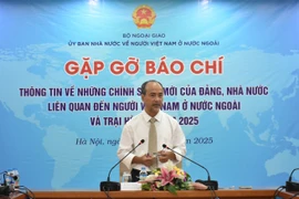 Chủ nhiệm Ủy ban Nhà nước về người Việt Nam ở nước ngoài Nguyễn Trung Kiên thông tin tại buổi họp báo. (Ảnh: Diệp Trương/TTXVN)