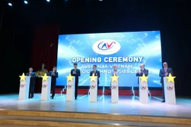 Các đại biểu thực hiện nghi thức ra mắt Trung tâm Công nghệ chiến lược Australia-Việt Nam. (Ảnh: Thu Phương/TTXVN)