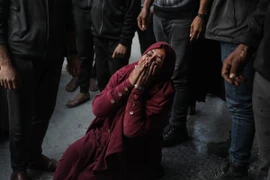 Người phụ nữ khóc thương người thân thiệt mạng sau vụ pháo kích của Israel tại thành phố Gaza ngày 14/3/2025. (Ảnh: THX/TTXVN)