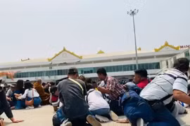 Động đất ở Myanmar: Cảnh tượng người dân nằm rạp xuống đất tại sân bay