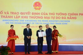 Trao Quyết định của Thủ tướng Chính phủ về thành lập Khu thương mại tự do Đà Nẵng. (Ảnh: Văn Dũng/TTXVN)