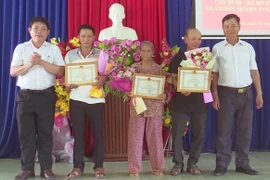 Thường trực Huyện ủy Tuy An (tỉnh Phú Yên) khen thưởng, biểu dương các hộ gia đình hiến đất làm đường. (Ảnh: TTXVN phát)