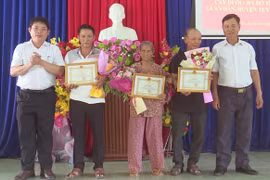 Thường trực Huyện ủy Tuy An (tỉnh Phú Yên) khen thưởng, biểu dương các hộ gia đình hiến đất làm đường. (Ảnh: TTXVN phát)