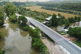 Cầu Gáo Giồng hoàn thành tạo điều kiện lưu thông thuận tiện, góp phần thúc đẩy phát triển kinh tế-xã hội địa phương. (Ảnh: Nhựt An/TTXVN)