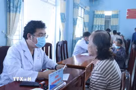 Bác sỹ Bệnh viện Ung bướu Thành phố Hồ Chí Minh khám bệnh miễn phí cho người dân. (Ảnh: Bùi Giang/TTXVN)