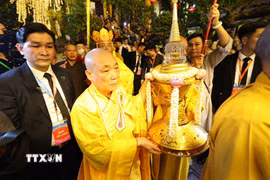 Đoàn cung rước Xá Lợi Phật đi qua các tuyến phố trung tâm thu hút đông đảo công chúng thành kính chiêm bái. (Ảnh: Minh Đức/TTXVN)