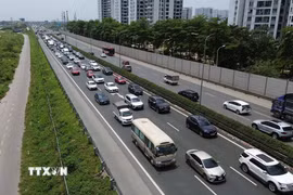 Các phương tiện đổ về Trung tâm thành phố mỗi lúc một đông trong buổi trưa, dẫn đến hiện tượng ùn ứ cục bộ trên cao tốc Pháp Vân-Cầu Giẽ. (Ảnh: Quốc Khánh/TTXVN)