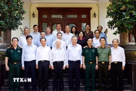 Tổng Bí thư, Chủ tịch nước Tô Lâm cùng Đoàn công tác Trung ương đến thăm nguyên Chủ tịch nước Nguyễn Minh Triết. (Ảnh: Thống Nhất/TTXVN)