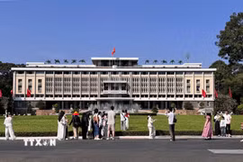Đông đảo các gia đình, giới trẻ tham quan di tích Dinh Độc lập tạo nên khung cảnh nhộn nhịp trong ngày nghỉ lễ truyền thống của dân tộc. (Ảnh: Thanh Vũ/TTXVN)