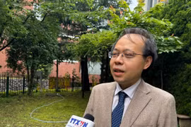 Giáo sư Phạm Nam Hải, Phó Chủ nhiệm Khoa Điện tử, Học viện Khoa học Tokyo, trả lời phỏng vấn phóng viên. (Ảnh: Phạm Tuân/TTXVN)