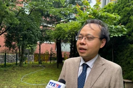 Giáo sư Phạm Nam Hải, Phó Chủ nhiệm Khoa Điện tử, Học viện Khoa học Tokyo, trả lời phỏng vấn phóng viên. (Ảnh: Phạm Tuân/TTXVN)