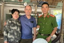 Đại úy Nguyễn Bảo Trung cùng ông Bùi Hoàng Tùng và người cô ruột tên Đường Thị Mỹ Nga ngày gặp lại nhau. (Nguồn: Báo Công an Nhân dân)