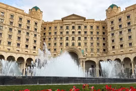 Khách sạn The Ritz-Carlton ở thủ đô Riyadh của Saudi Arabia, nơi diễn ra cuộc đàm phán giữa phái đoàn Nga và Mỹ về xung đột Ukraine. (Nguồn: THX/TTXVN)
