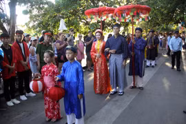 Tái hiện đám rước Công nữ Ngọc Hoa và thương nhân Araki Sotaro tại Chương trình giao lưu văn hóa Hội An-Nhật Bản lần thứ 20. (Ảnh: Trịnh Bang Nhiệm/TTXVN)