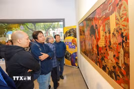 Khách tham quan Triển lãm nghệ thuật sơn mài hướng tới chào mừng Đại hội Đảng toàn quốc lần thứ XIV. (Ảnh: Khánh Hòa/TTXVN)