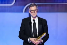 Chiến thắng của “One Battle After Another” cũng giúp Paul Thomas Anderson trở thành đạo diễn thứ hai trong lịch sử Quả cầu vàng giành trọn bộ giải thưởng dành cho phim-đạo diễn-kịch bản, sau nhà làm phim Oliver Stone với “Born on the Fourth of July.” (Nguồn: Getty Images)