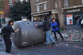Những người tham gia chặn một con phố trong phong trào xã hội "Bloquons Tout" ở Paris. (Nguồn: AP)