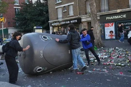 Những người tham gia chặn một con phố trong phong trào xã hội "Bloquons Tout" ở Paris. (Nguồn: AP)